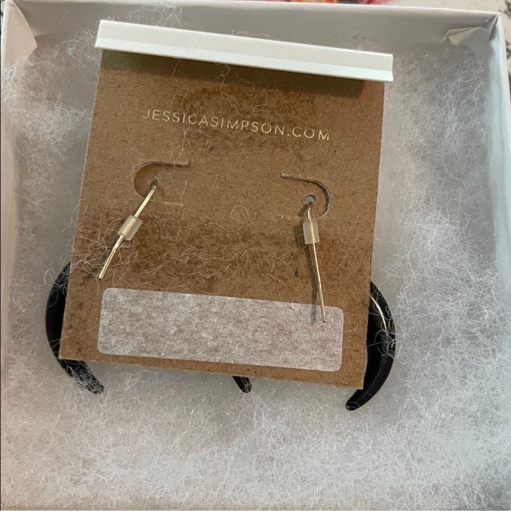 Beautiful crescent earrings with striking emerald stones, Jessica Simpson - Picture 4 of 8